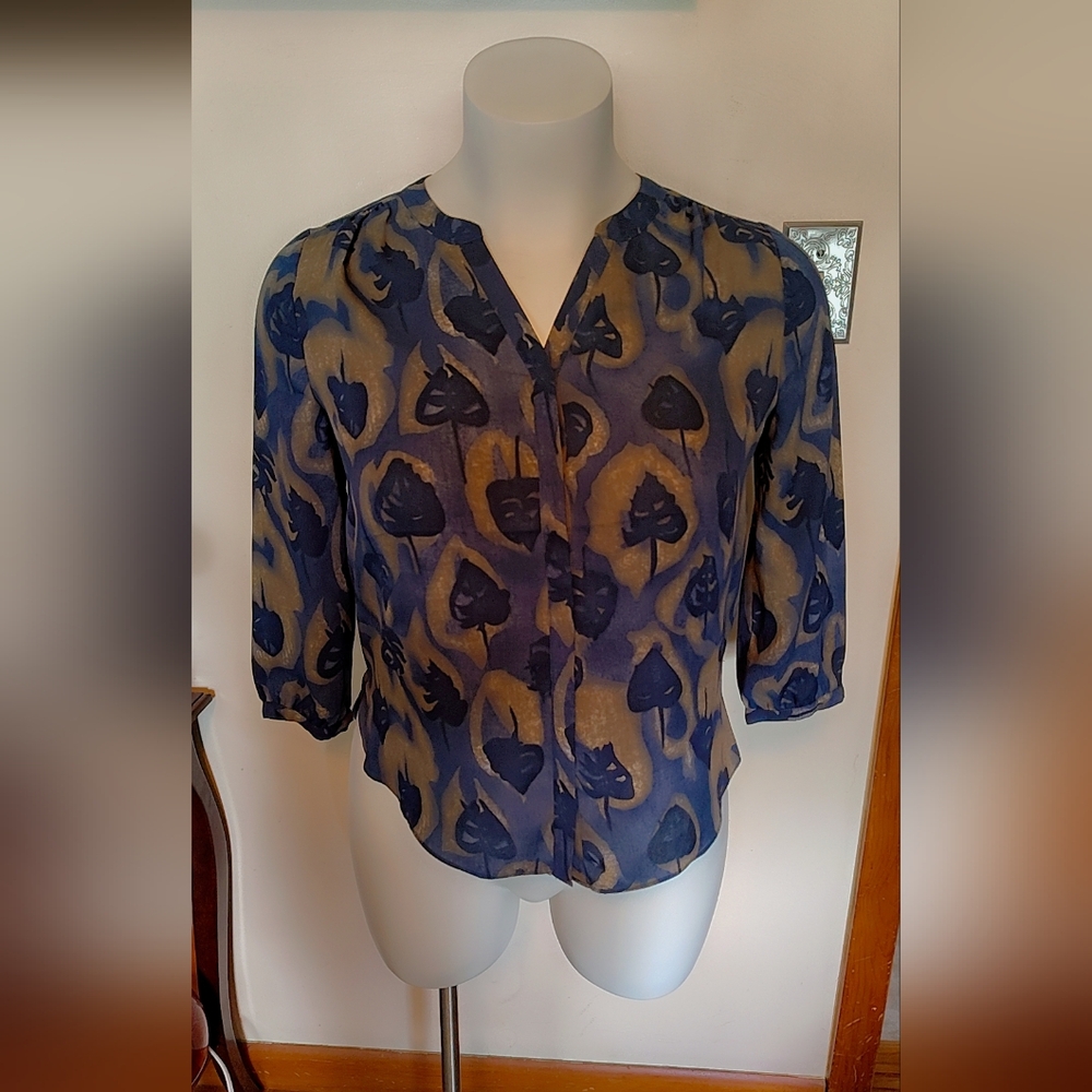 💙 NYDJ Blue & Tan Print Blouse 💙 - Picture 2 of 7